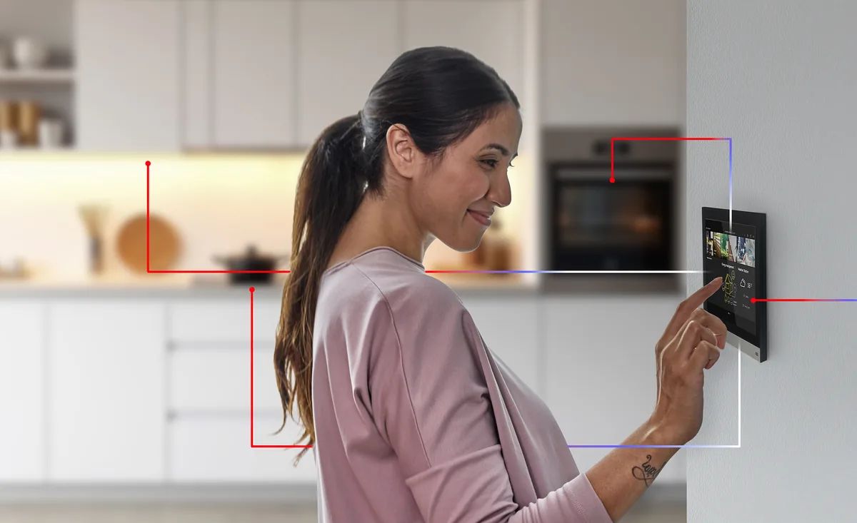 Bewohnerin bedient das Touchpanel des Energiemanagements