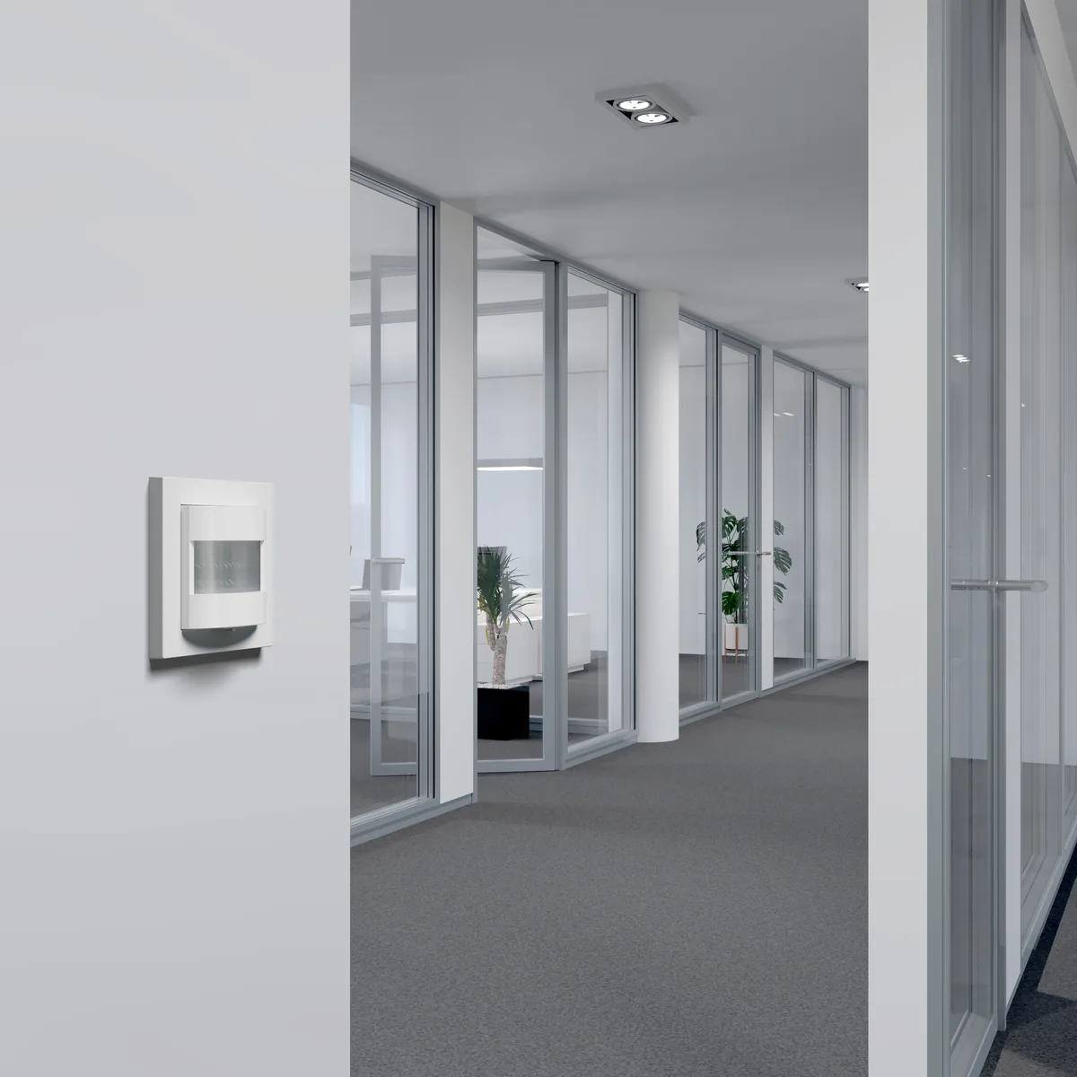 Flur eines Bürogebäudes mit Gira Gebäudetechnik