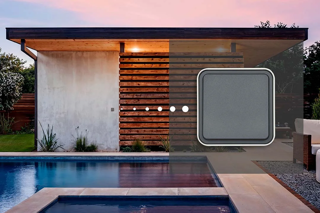 Hager-Schalter im Außenbereich an einem Gartenhaus mit Pool
