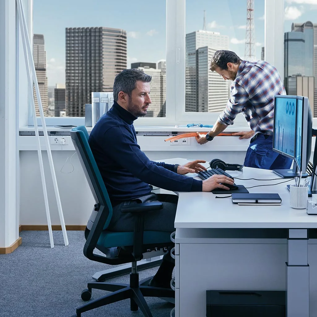 Modernes Büro mit Hager-Elektroinstallation am Arbeitsplatz