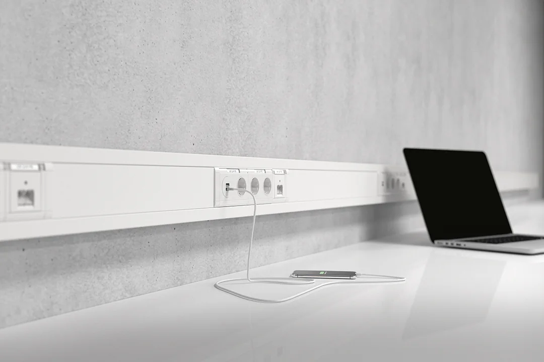 Brüstungskanal mit Steckdosen und USB-Ladeanschluss am Arbeitsplatz